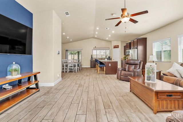 9128 Oak Garden Lane, Shafter, CA 93263