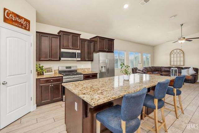 9128 Oak Garden Lane, Shafter, CA 93263