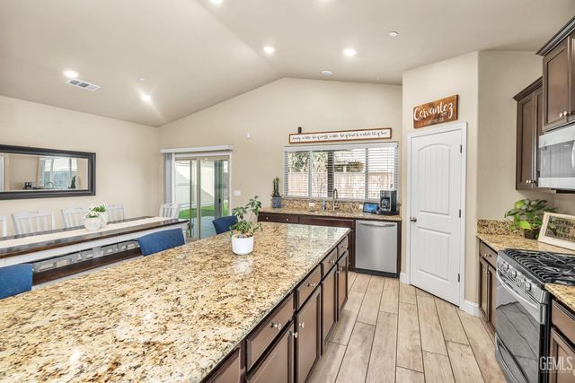 9128 Oak Garden Lane, Shafter, CA 93263