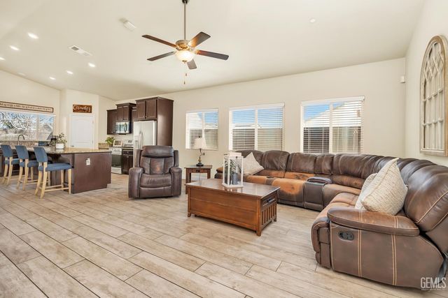 9128 Oak Garden Lane, Shafter, CA 93263