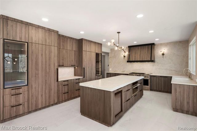 1888 W Tahquamenon Court, Bloomfield Hills, MI 48302