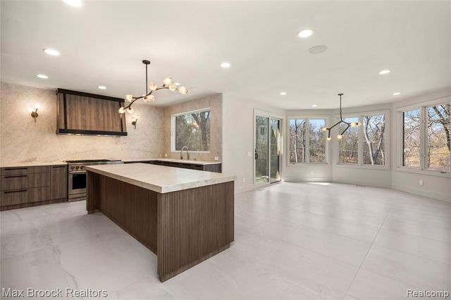 1888 W Tahquamenon Court, Bloomfield Hills, MI 48302