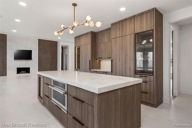 1888 W Tahquamenon Court, Bloomfield Hills, MI 48302