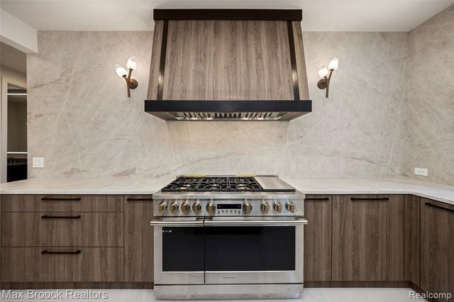 1888 W Tahquamenon Court, Bloomfield Hills, MI 48302