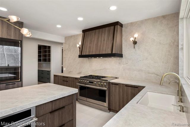 1888 W Tahquamenon Court, Bloomfield Hills, MI 48302