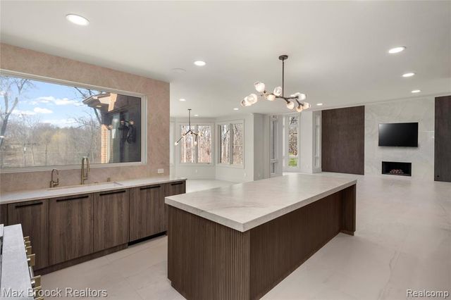 1888 W Tahquamenon Court, Bloomfield Hills, MI 48302