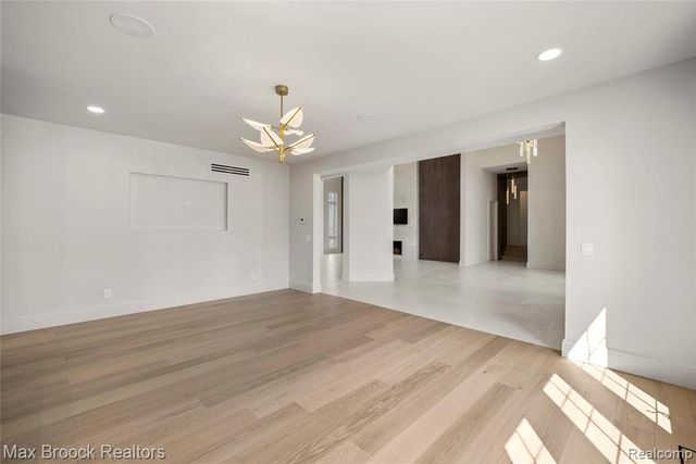 1888 W Tahquamenon Court, Bloomfield Hills, MI 48302
