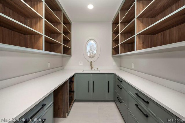 1888 W Tahquamenon Court, Bloomfield Hills, MI 48302