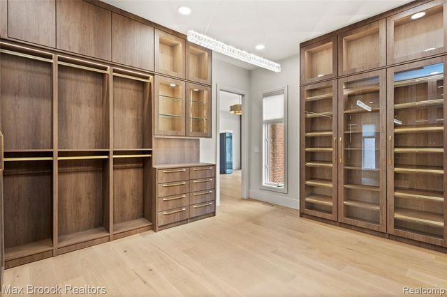1888 W Tahquamenon Court, Bloomfield Hills, MI 48302