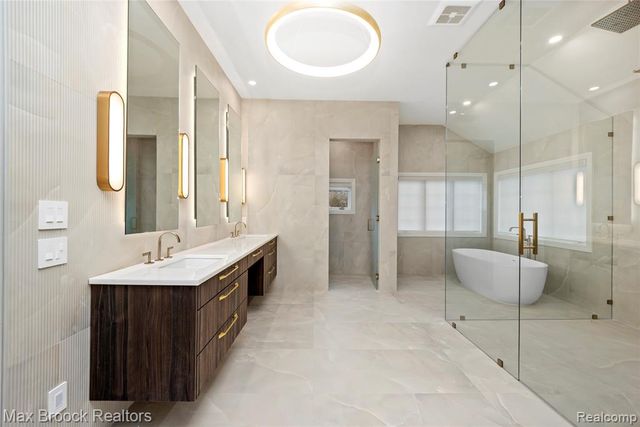 1888 W Tahquamenon Court, Bloomfield Hills, MI 48302