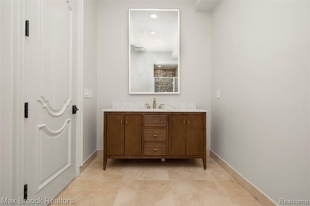 1888 W Tahquamenon Court, Bloomfield Hills, MI 48302