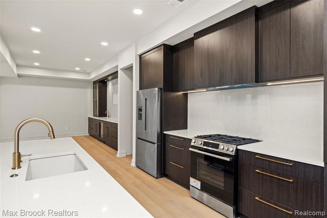 1888 W Tahquamenon Court, Bloomfield Hills, MI 48302