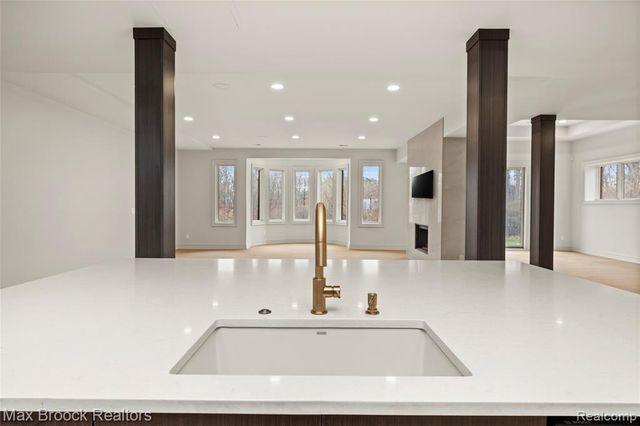 1888 W Tahquamenon Court, Bloomfield Hills, MI 48302