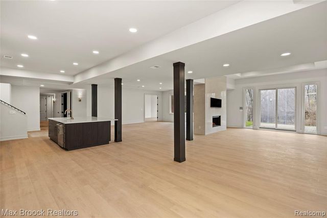 1888 W Tahquamenon Court, Bloomfield Hills, MI 48302