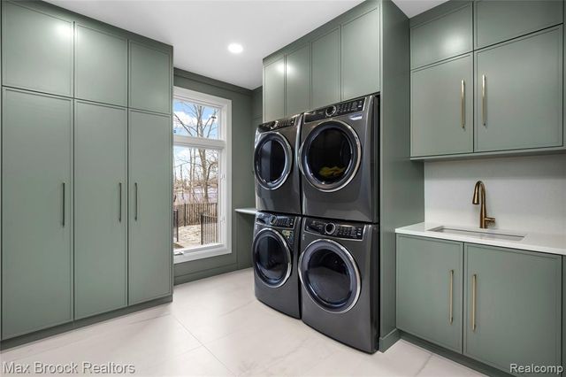 1888 W Tahquamenon Court, Bloomfield Hills, MI 48302