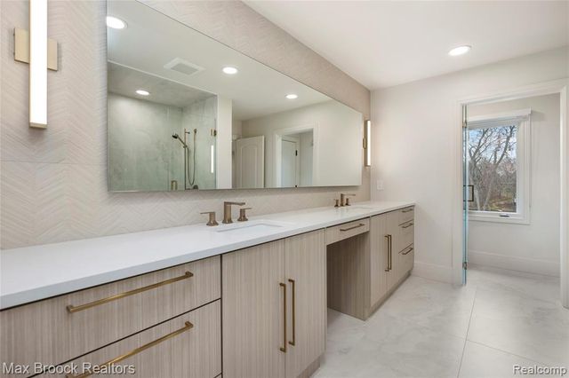 1888 W Tahquamenon Court, Bloomfield Hills, MI 48302