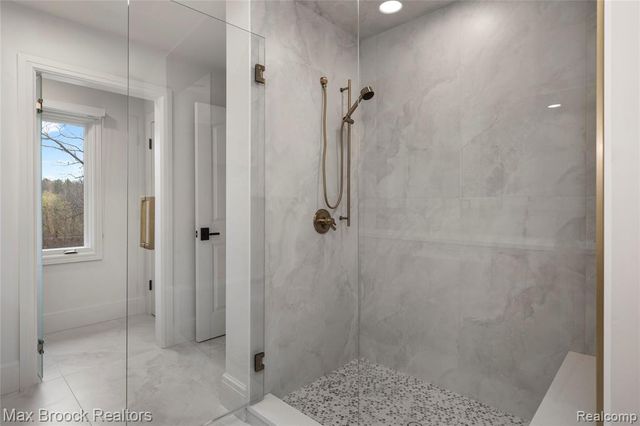 1888 W Tahquamenon Court, Bloomfield Hills, MI 48302