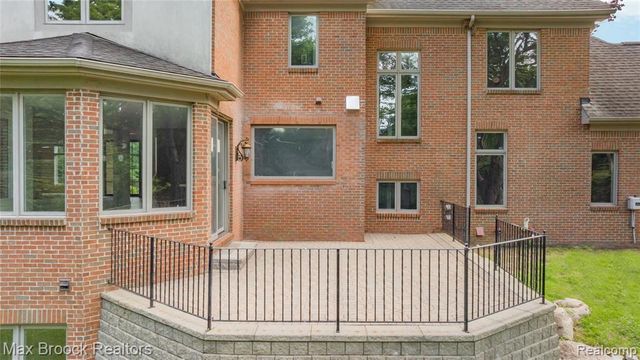 1888 W Tahquamenon Court, Bloomfield Hills, MI 48302