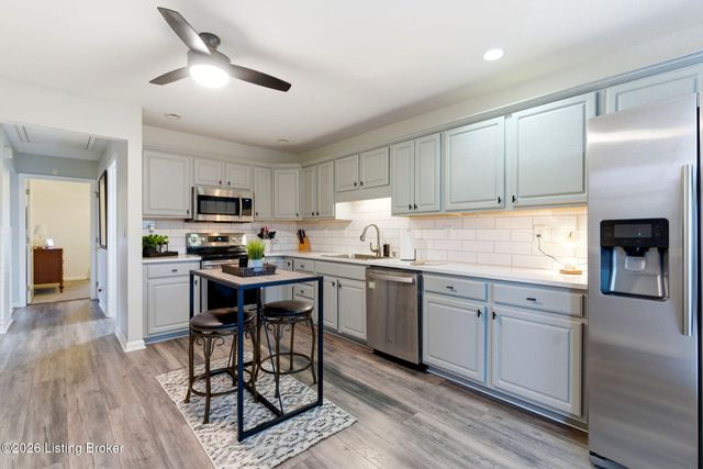 8411 Aspen Glen Way, Louisville, KY 40228