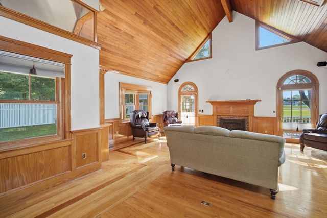 41 Cottage St, Amherst, MA 01002