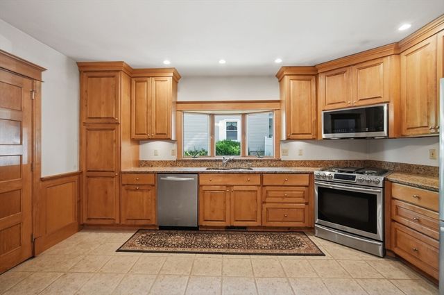 41 Cottage St, Amherst, MA 01002