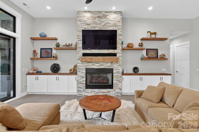422 Ascension Valley, Horse Shoe, NC 28742