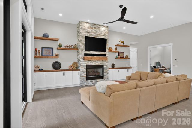 422 Ascension Valley, Horse Shoe, NC 28742