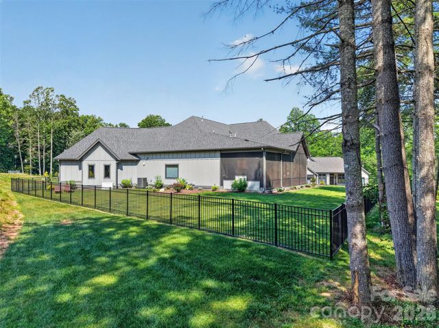 422 Ascension Valley, Horse Shoe, NC 28742