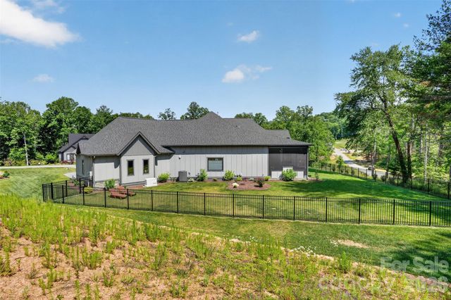 422 Ascension Valley, Horse Shoe, NC 28742