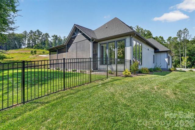 422 Ascension Valley, Horse Shoe, NC 28742