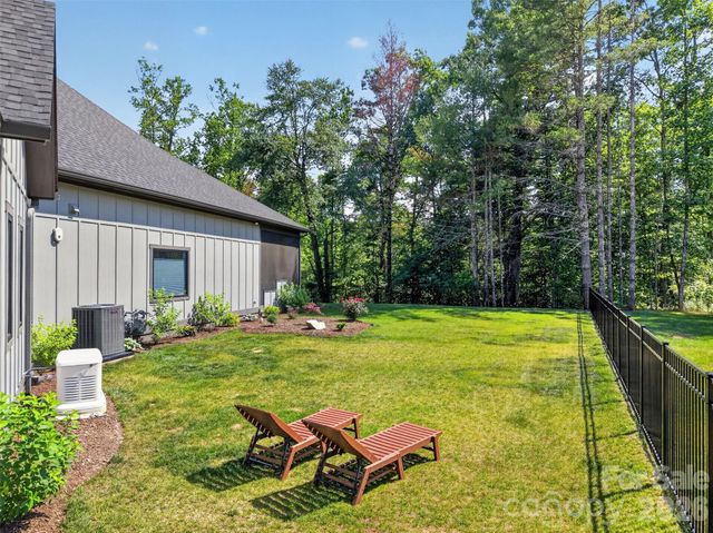 422 Ascension Valley, Horse Shoe, NC 28742