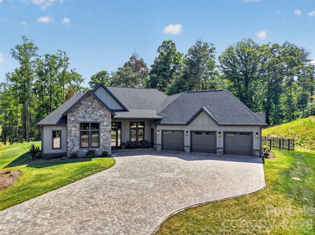 422 Ascension Valley, Horse Shoe, NC 28742