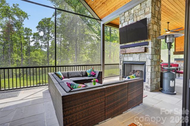 422 Ascension Valley, Horse Shoe, NC 28742