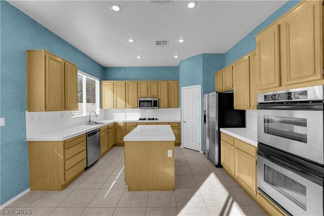 745 Diamond Bend Avenue, Las Vegas, NV 89123