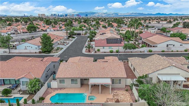 745 Diamond Bend Avenue, Las Vegas, NV 89123