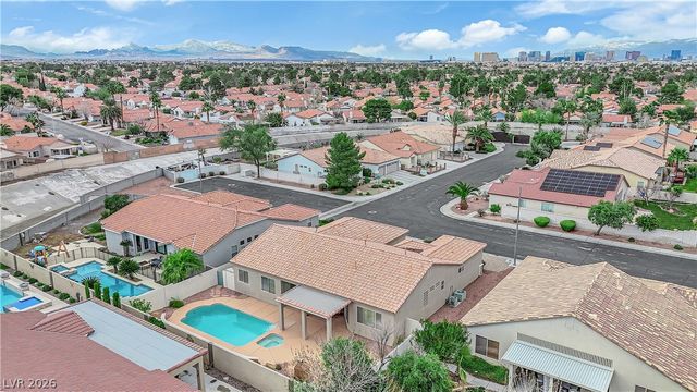 745 Diamond Bend Avenue, Las Vegas, NV 89123