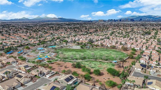 745 Diamond Bend Avenue, Las Vegas, NV 89123