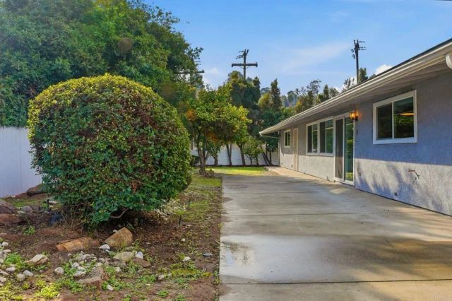 9490 Loren Drive, La Mesa, CA 91942