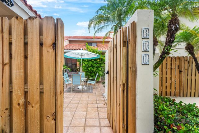 301 Old Meadow Way, Palm Beach Gardens, FL 33418