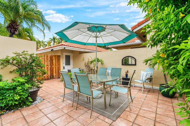 301 Old Meadow Way, Palm Beach Gardens, FL 33418