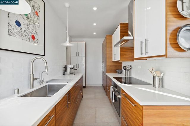 492 Staten Ave 1101, Oakland, CA 94610