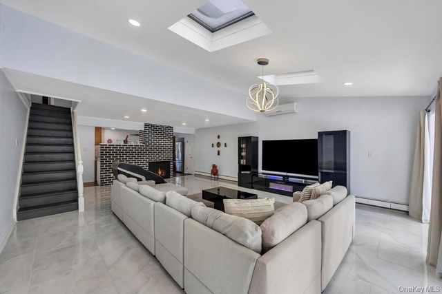 119 Scooter Lane, Hicksville, NY 11801