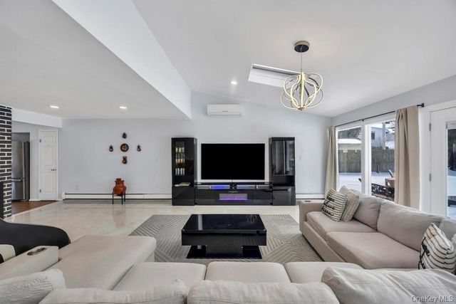 119 Scooter Lane, Hicksville, NY 11801