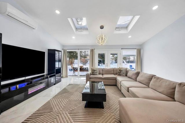 119 Scooter Lane, Hicksville, NY 11801