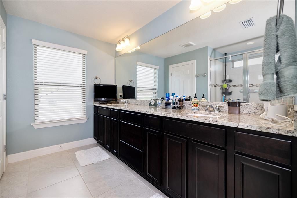 Image 40 of property listing at 1521 BANNER ELK STREET, Valrico, FL 33594