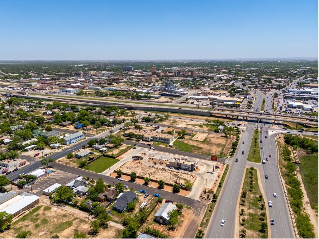Image 13 of property listing at 330 W 9th Street, San Angelo, TX 76903