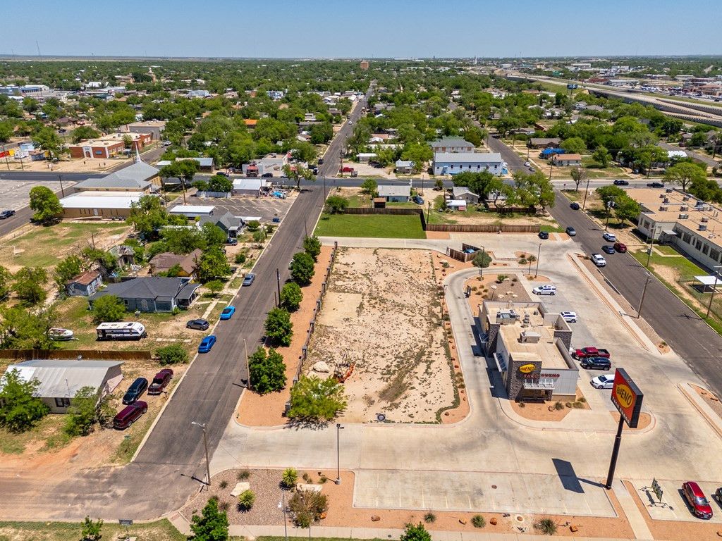 Image 3 of property listing at 330 W 9th Street, San Angelo, TX 76903