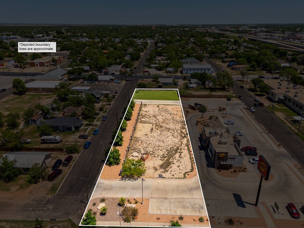 Image 4 of property listing at 330 W 9th Street, San Angelo, TX 76903