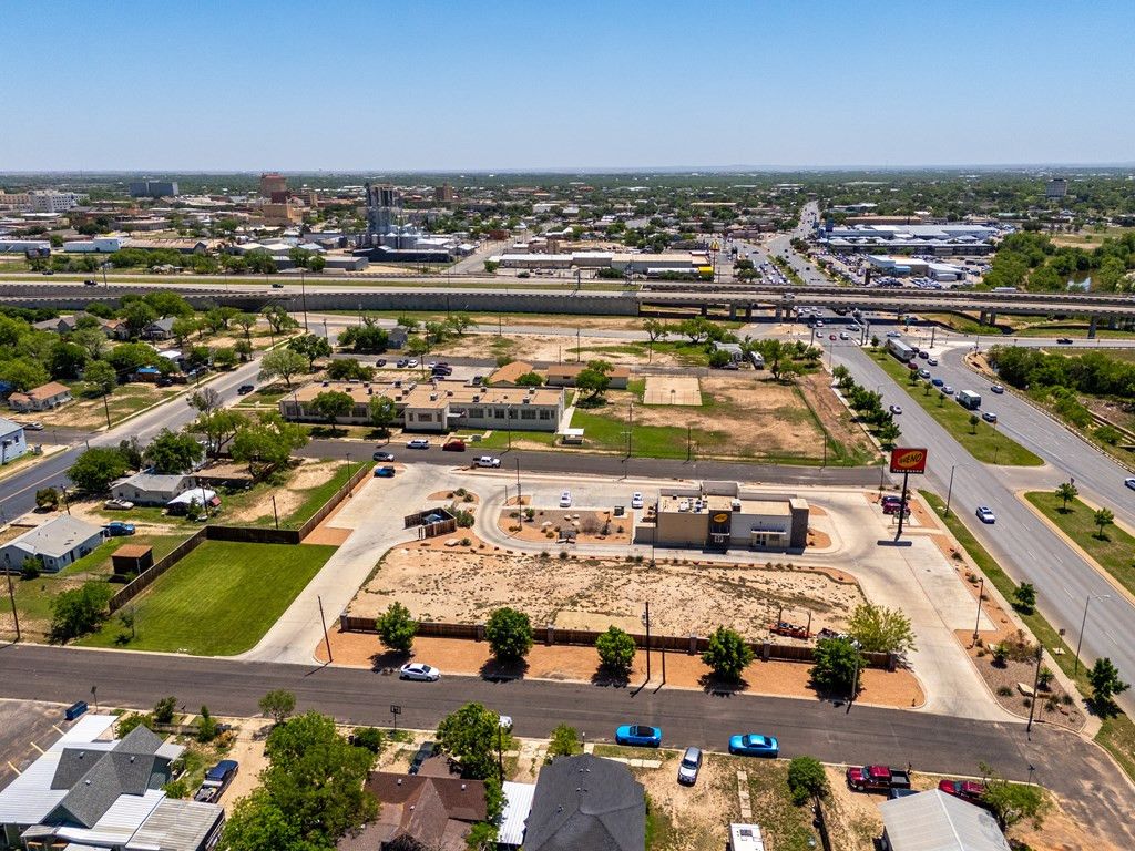 Image 6 of property listing at 330 W 9th Street, San Angelo, TX 76903
