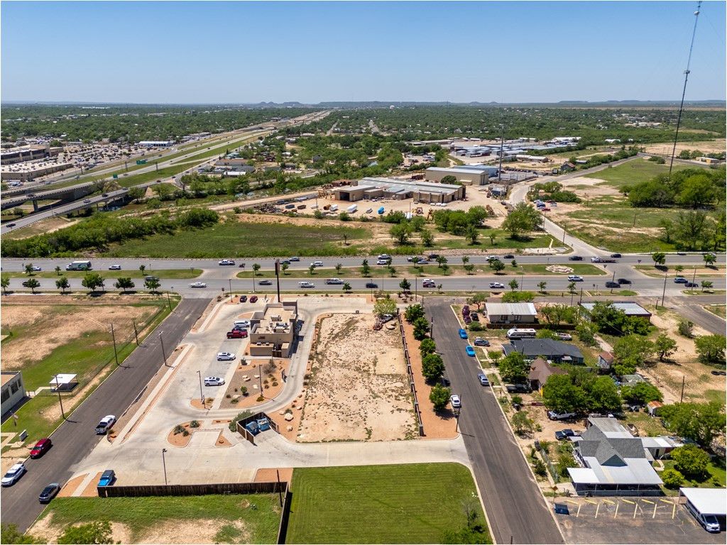 Image 8 of property listing at 330 W 9th Street, San Angelo, TX 76903